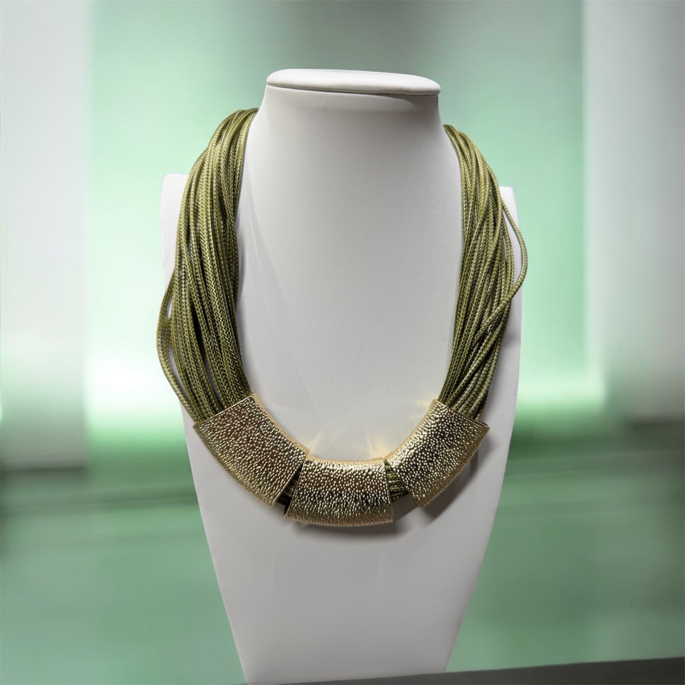 Collana fili verde e piattina dorata