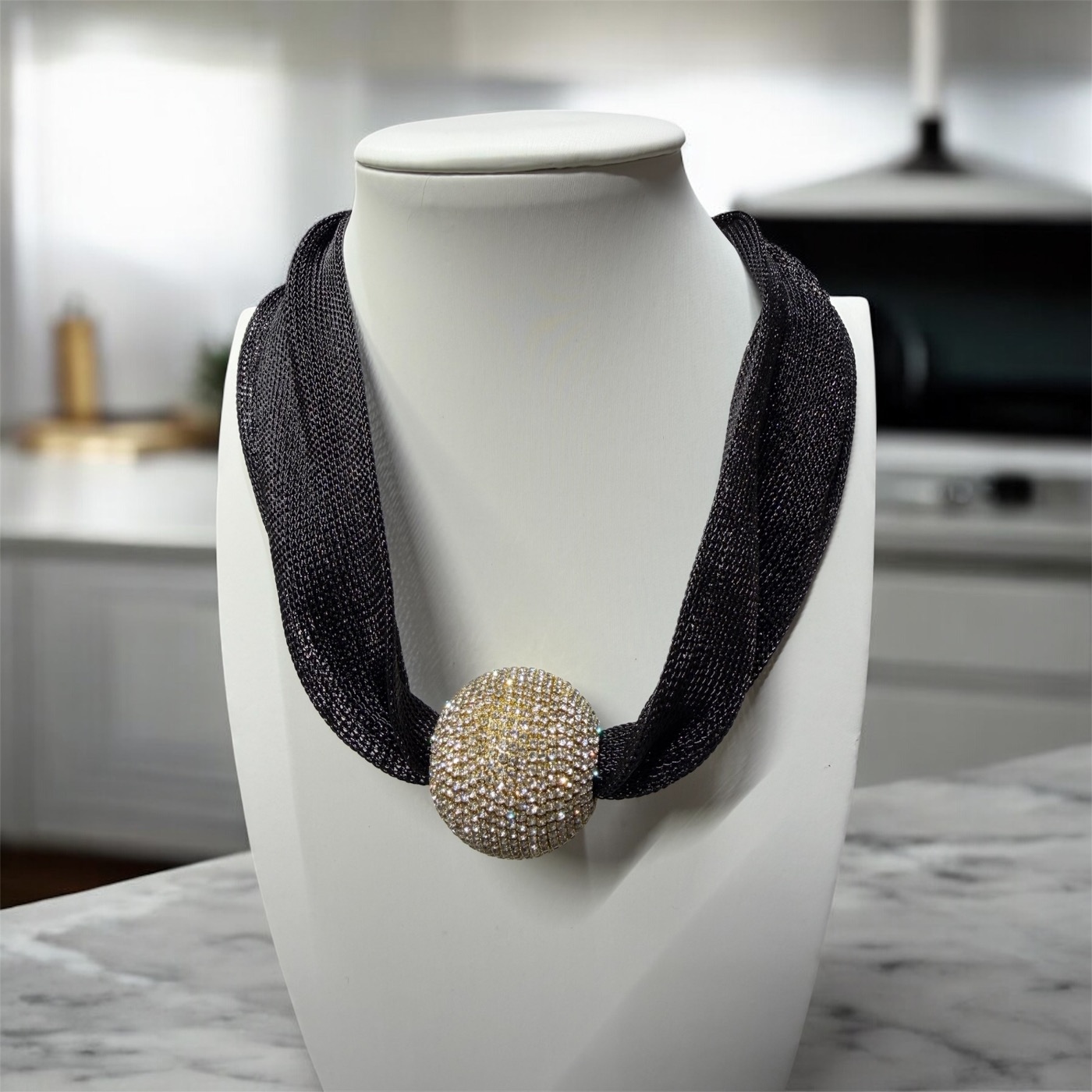Collana filo nera e punto strass.