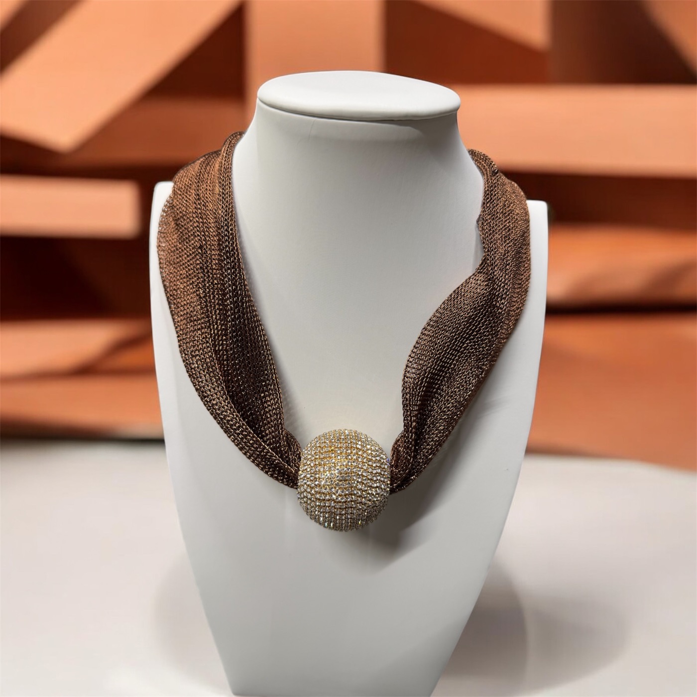 Collana filo marrone e punto strass.
